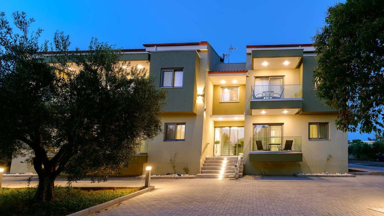 Estelle Family Luxury Apartments & Suites Gerakini Buitenkant foto