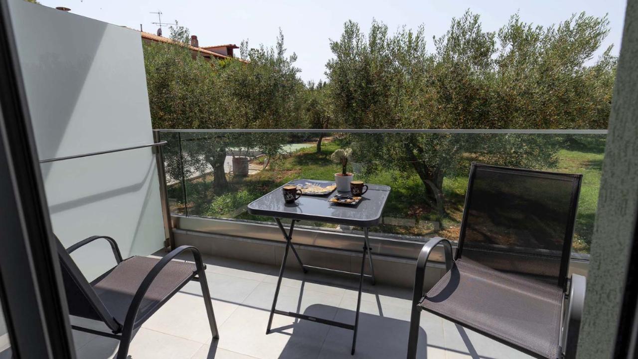 Estelle Family Luxury Apartments & Suites Gerakini Buitenkant foto