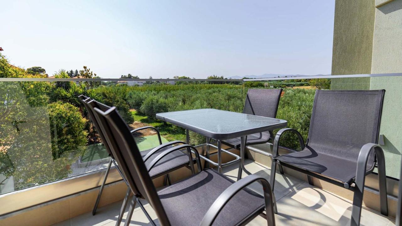 Estelle Family Luxury Apartments & Suites Gerakini Buitenkant foto
