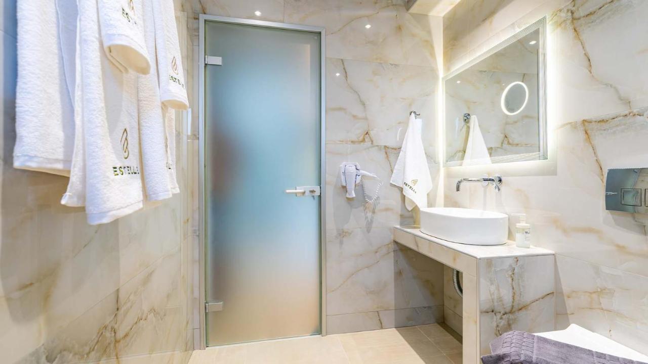 Estelle Family Luxury Apartments & Suites Gerakini Buitenkant foto